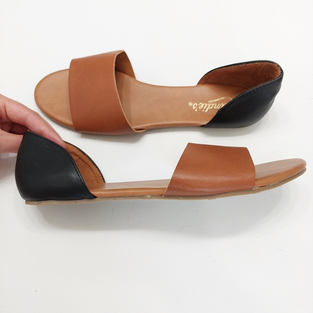 Candie's Camango Cognac Brown Black Flat Sandals 7